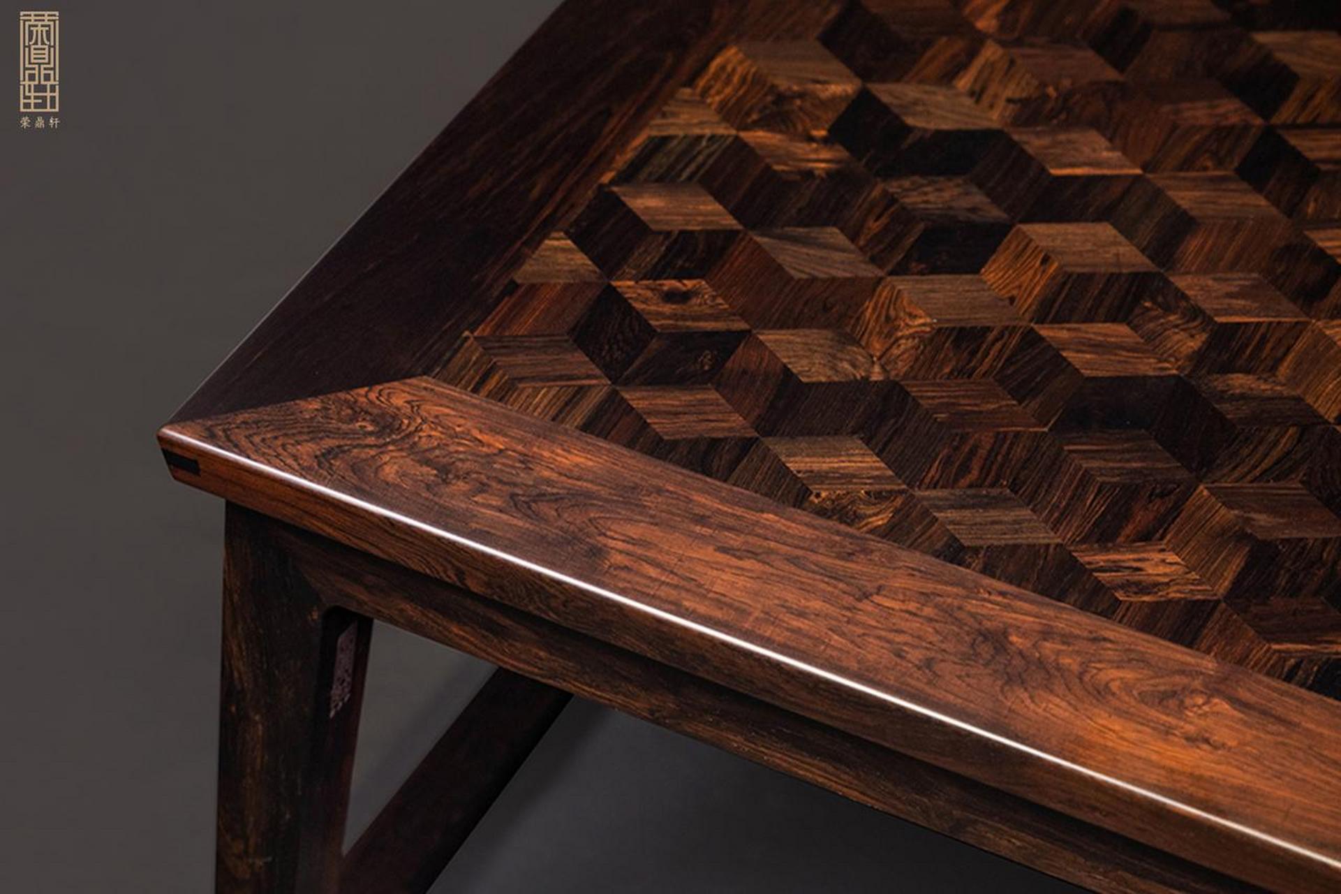 紫光檀的包浆是生于木材内部,高于木材表面,有一定厚度的物质,通常为