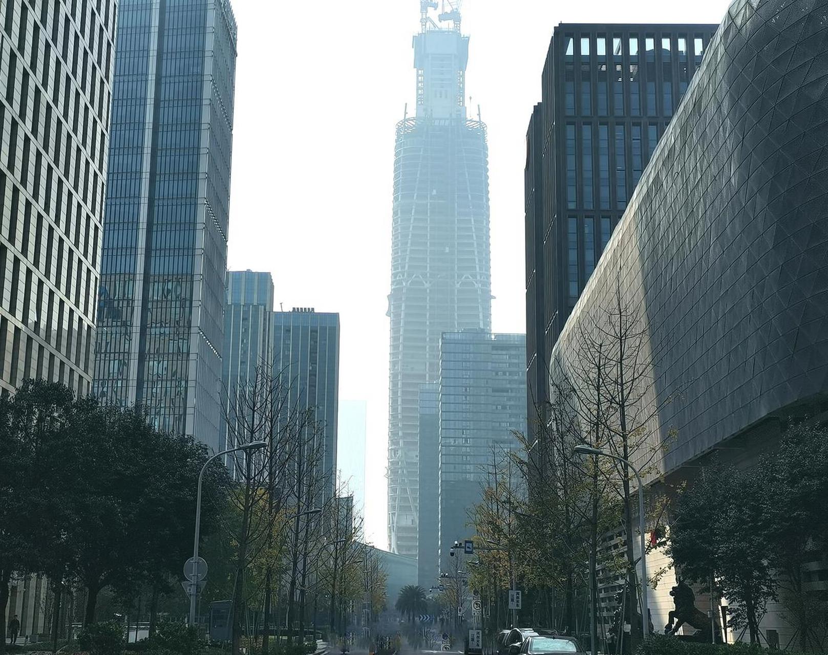 11月25日,宁波中心大厦高度突破334米,超越温州世贸中心,重新定义浙江