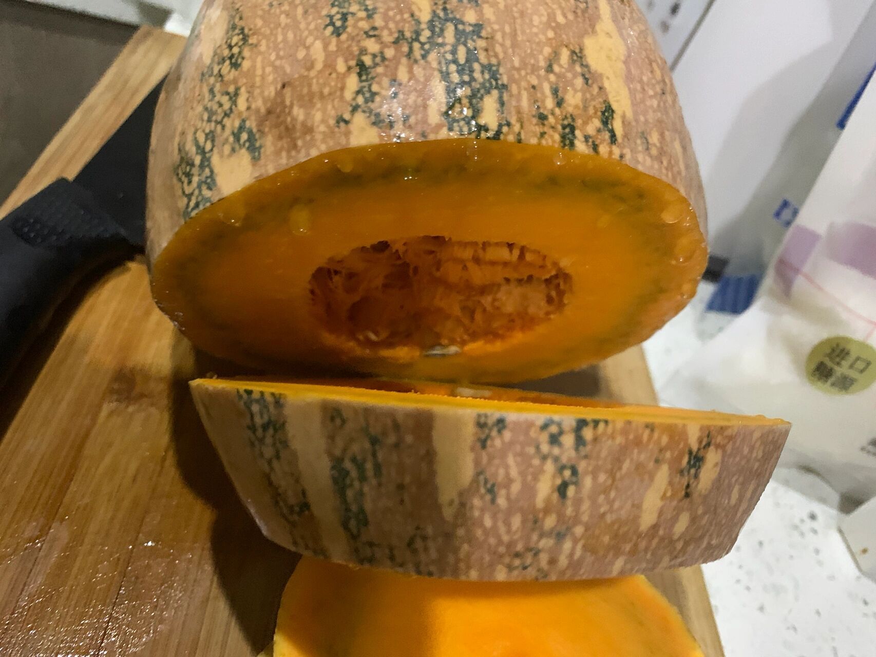 南瓜坏了是什么样子 切开这样一圈发绿是坏了吗,放下了刀,等回复 	 懂