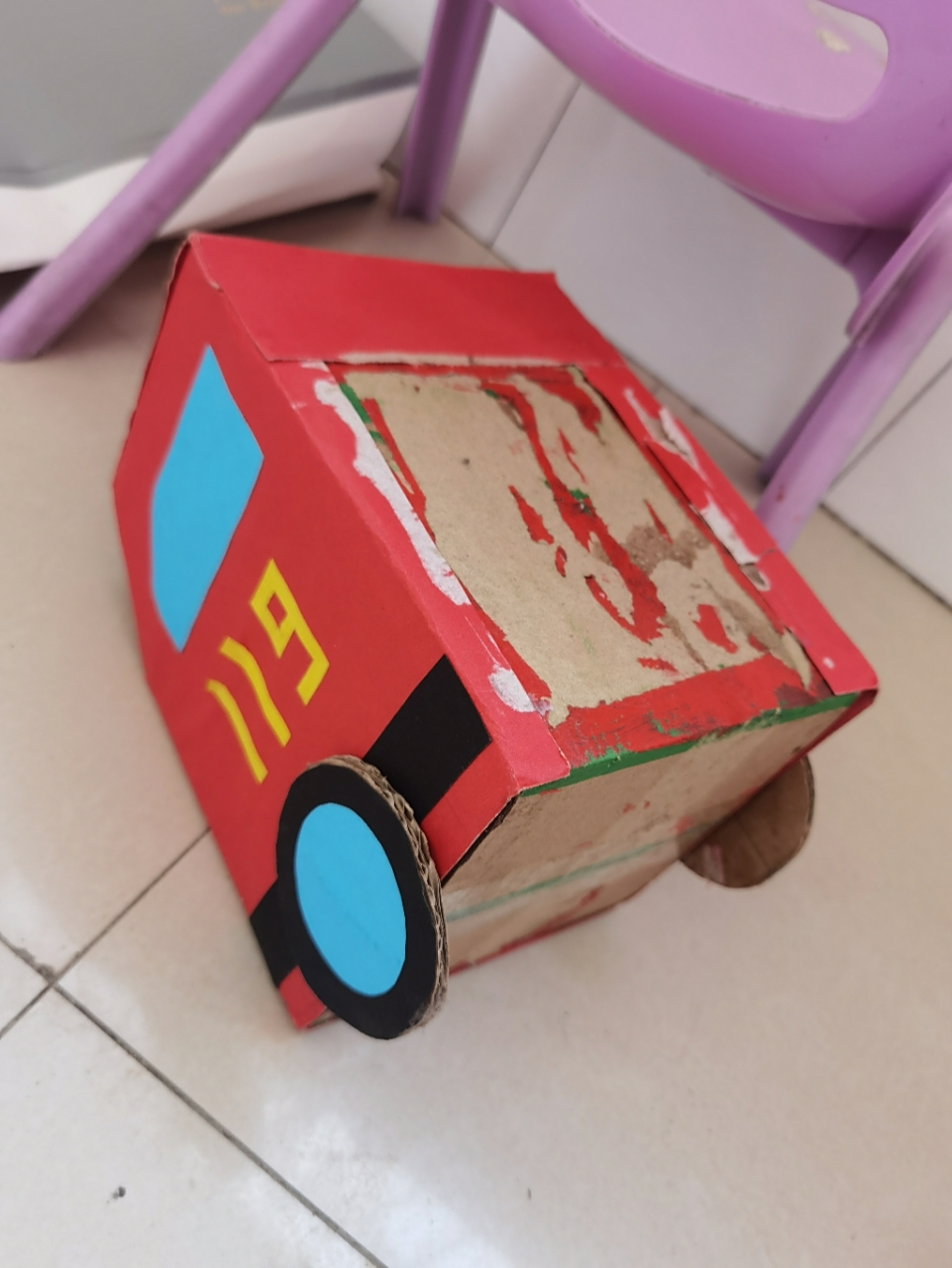 幼儿园手工纸箱汽车之消防车 周末手工作业是做纸箱汽车,闺女最喜欢