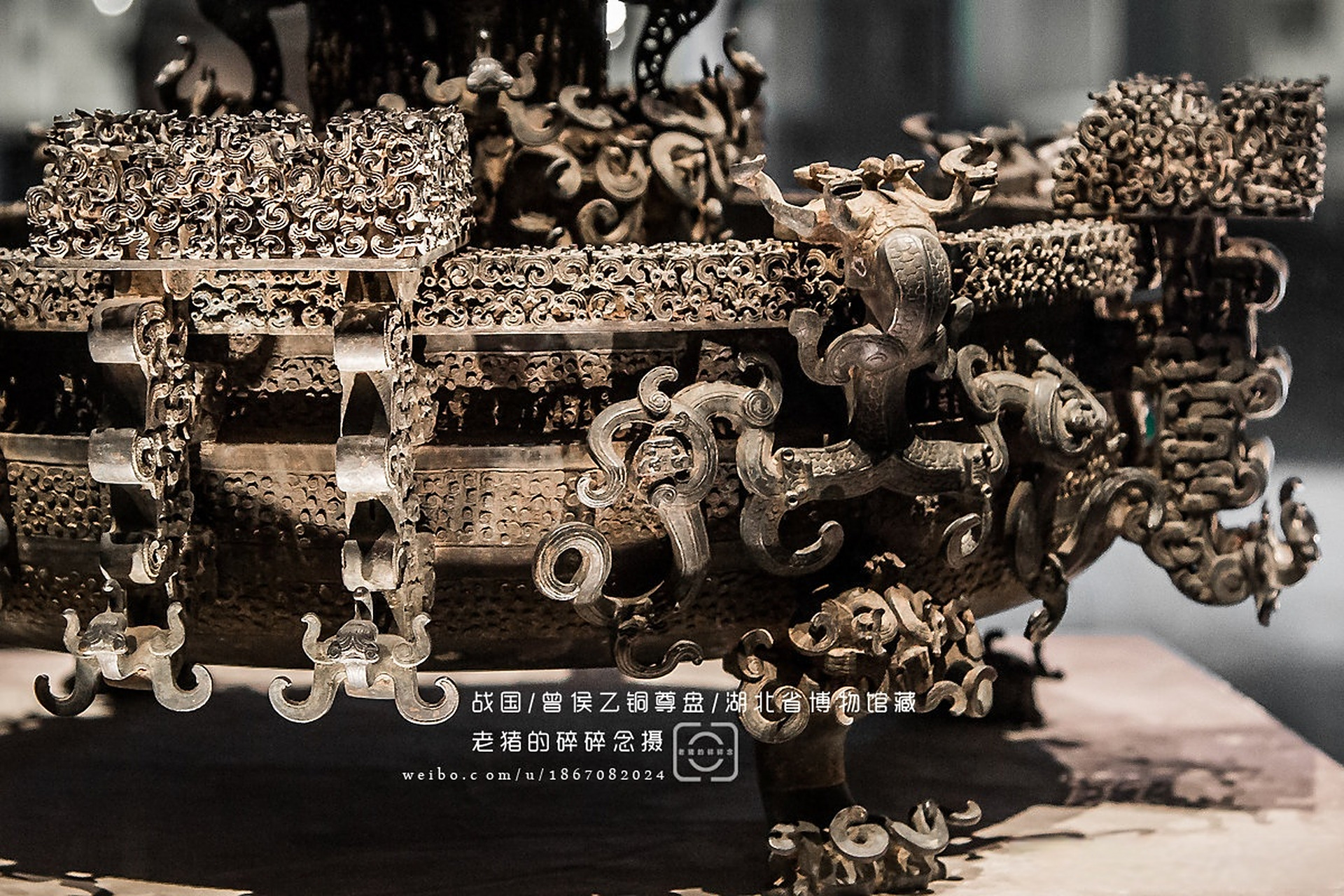 三件"失蜡法"铸造的文物重器  失蜡法是一种铸造方法:即先造蜡样,蜡样