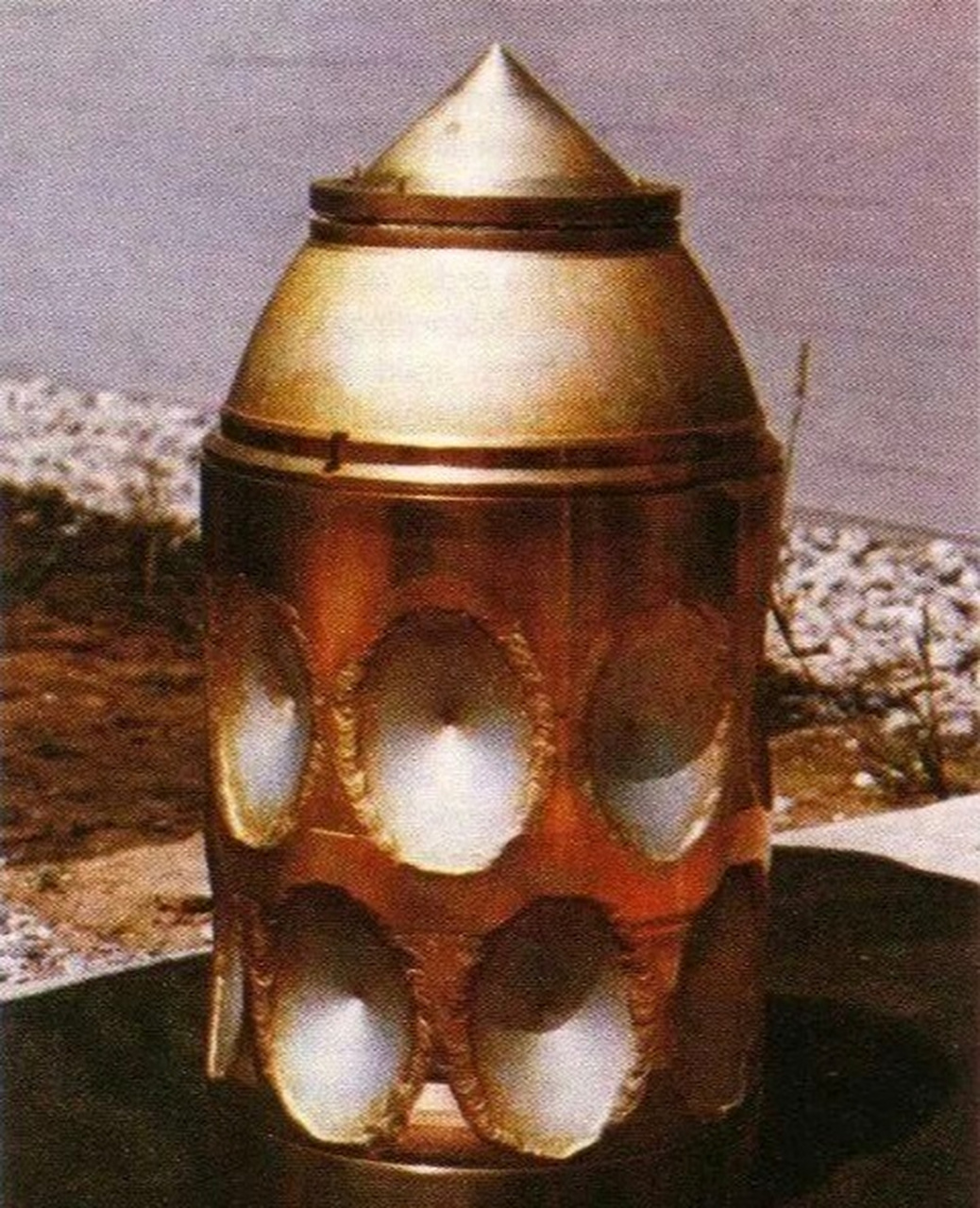 反舰导弹半穿甲爆破战斗部的实物图.