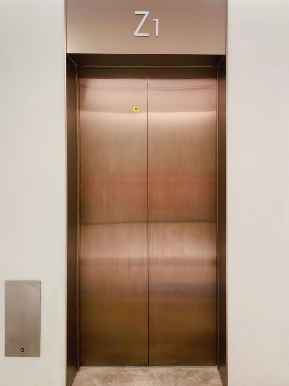 无论是写字楼还是住宅 除了一眼看得到的外部装饰能体现档次外 电梯