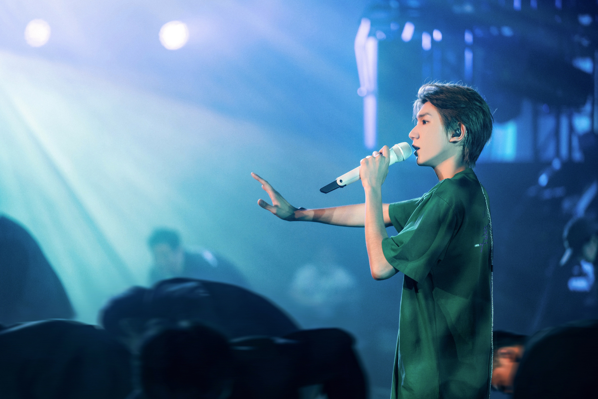 终点站就在眼前,隐秘的心事随山城夏风拂进眼帘.