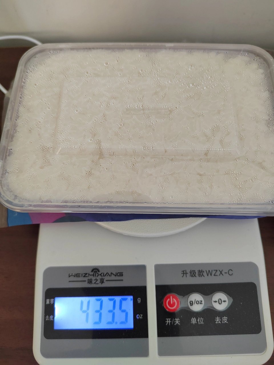 一盒外卖米饭多少克 今天测了一下这种方盒子的,去掉盒子净重415.1g.