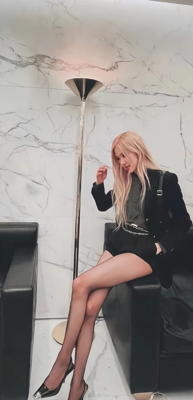 朴彩英圣罗兰女帝 又美又飒又辣 爱了爱了 你喜欢她吗?