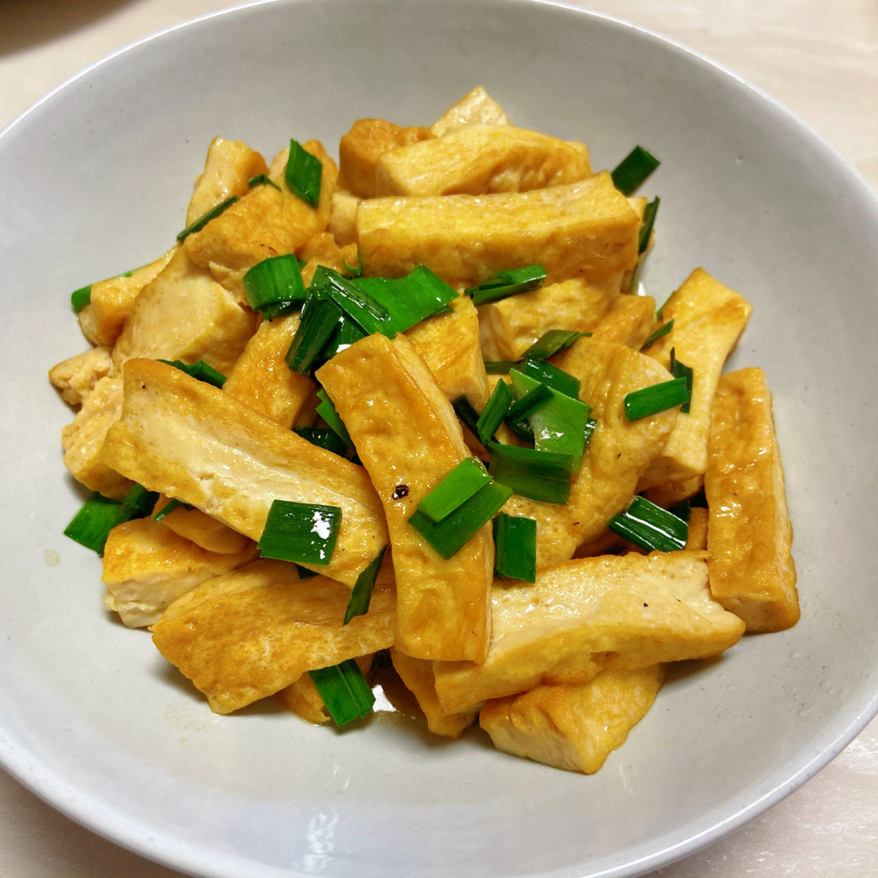 家常菜(12)家常焖豆腐,简单易做热量低 豆腐切小块,热锅热油中火煎至