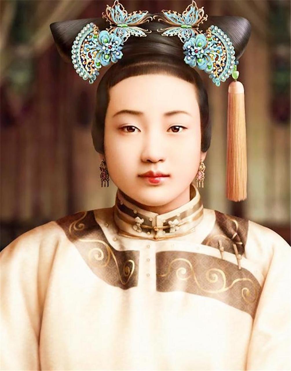 "光绪兴奋走到一秀女面前,正要把如意递给她,谁料慈禧急了,大喊一声:"
