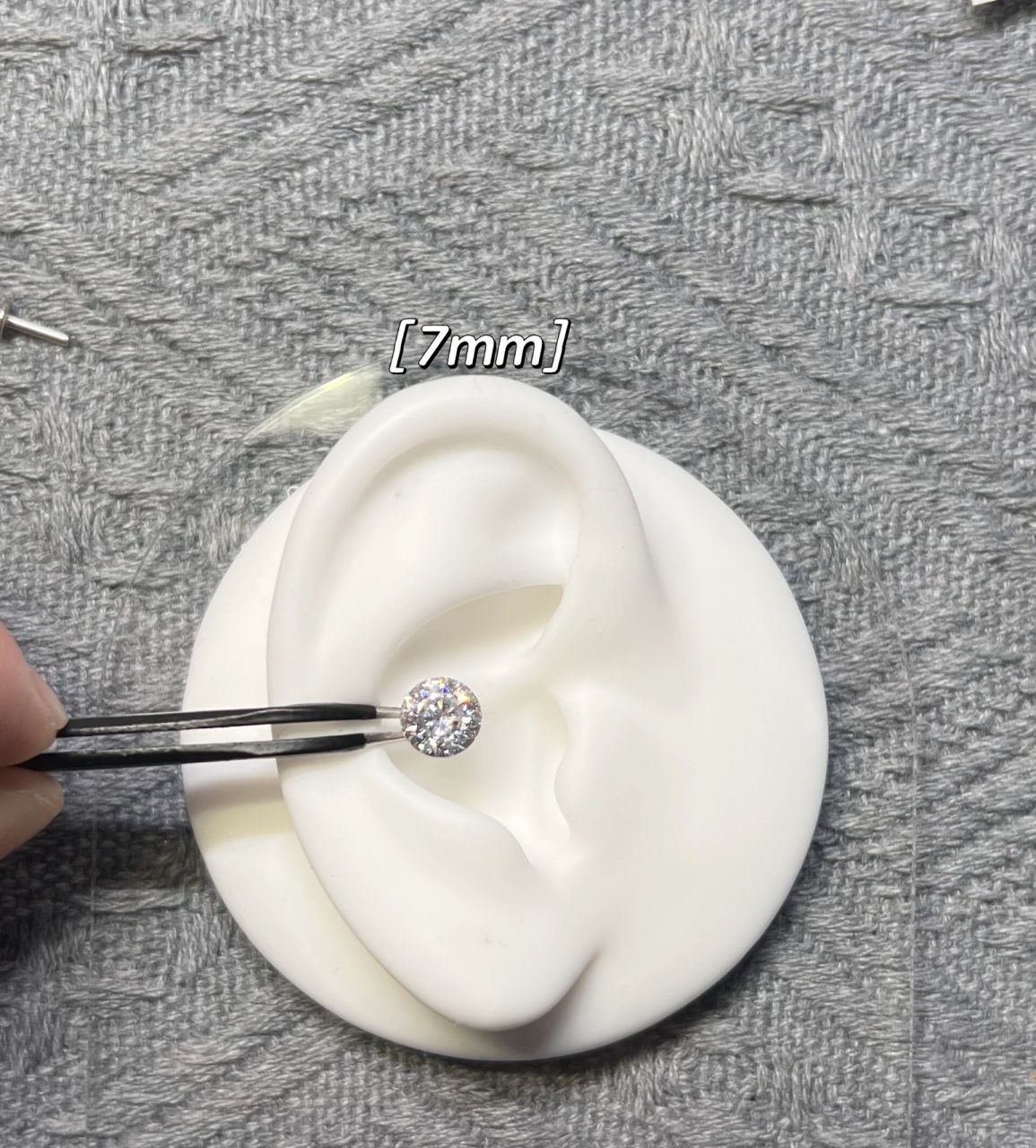 6mm,7mm,8mm耳蜗钉大小对比 宝子们可以对照图片选择自己喜欢的尺寸哟