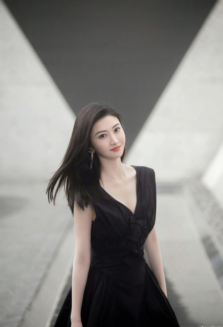 景甜黑色礼服裙照片 女人味十足,性感冷艳娇俏,优雅无敌!