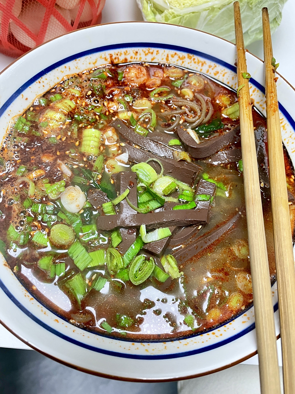 羊血饸络(家常版) 备菜:超市现成饸络,蒜苗,羊血,豆腐,浓汤宝 做法:1