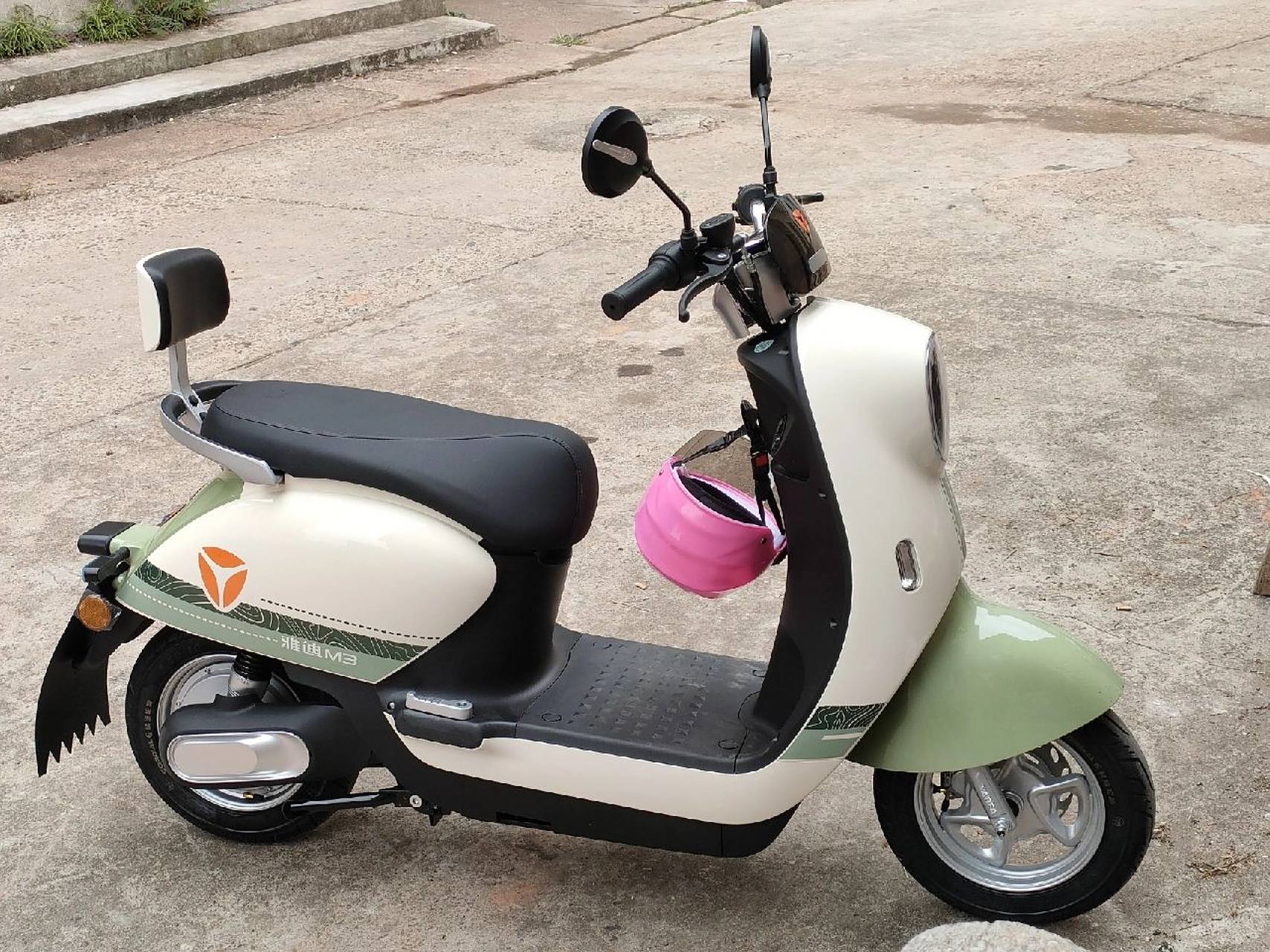 雅迪m3电轻摩 最近买了一辆雅迪的小电动   5个电瓶  60v的  先来说说