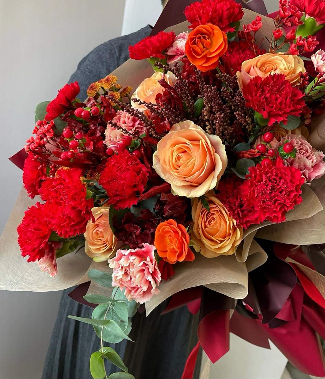 八十岁老人生日花束 山里红 尤加利 康乃馨 迪威纳 泡泡 红豆