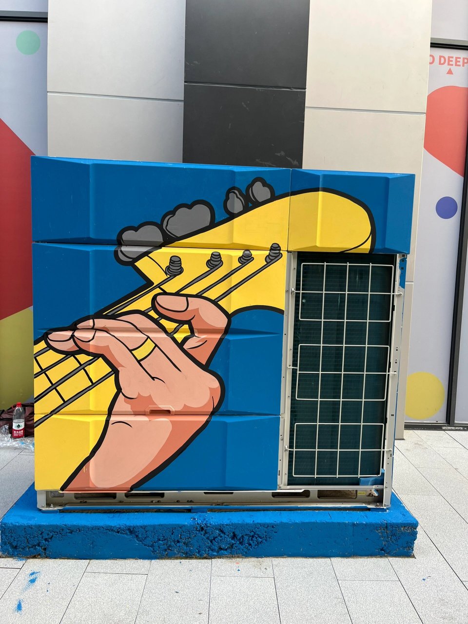 空调外机上面的彩绘 只要你想,什么面都可以画画,最近画的空调外机,真