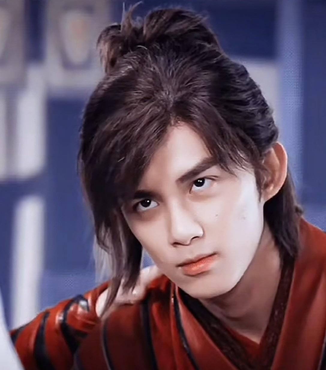 吴磊的古装剧还是很好看的,那股飘逸俊朗与洒脱,吊威亚的时候更是把