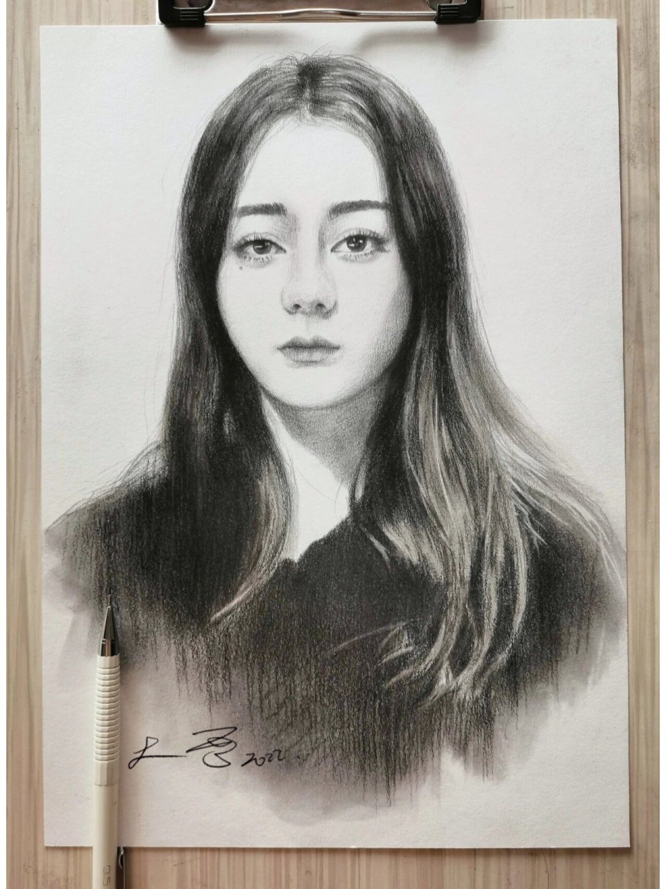 干货|73正面迪丽热巴(附线稿) 画幅尺寸:a4 	 绘画工具:色粉(碳粉)