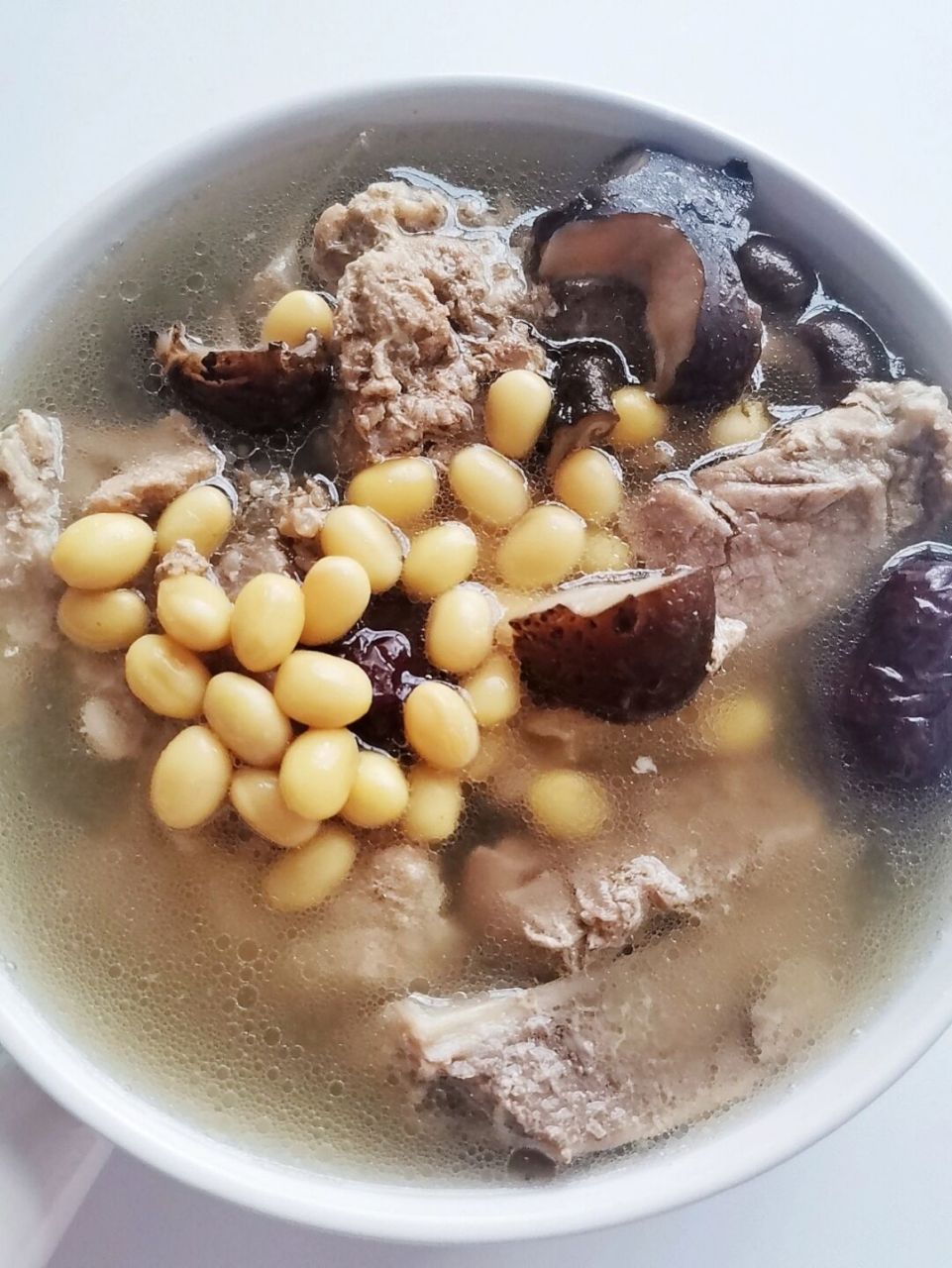 广东老火靓汤97香菇黄豆筒骨汤 五一假期,在家煲了一道广东老火汤