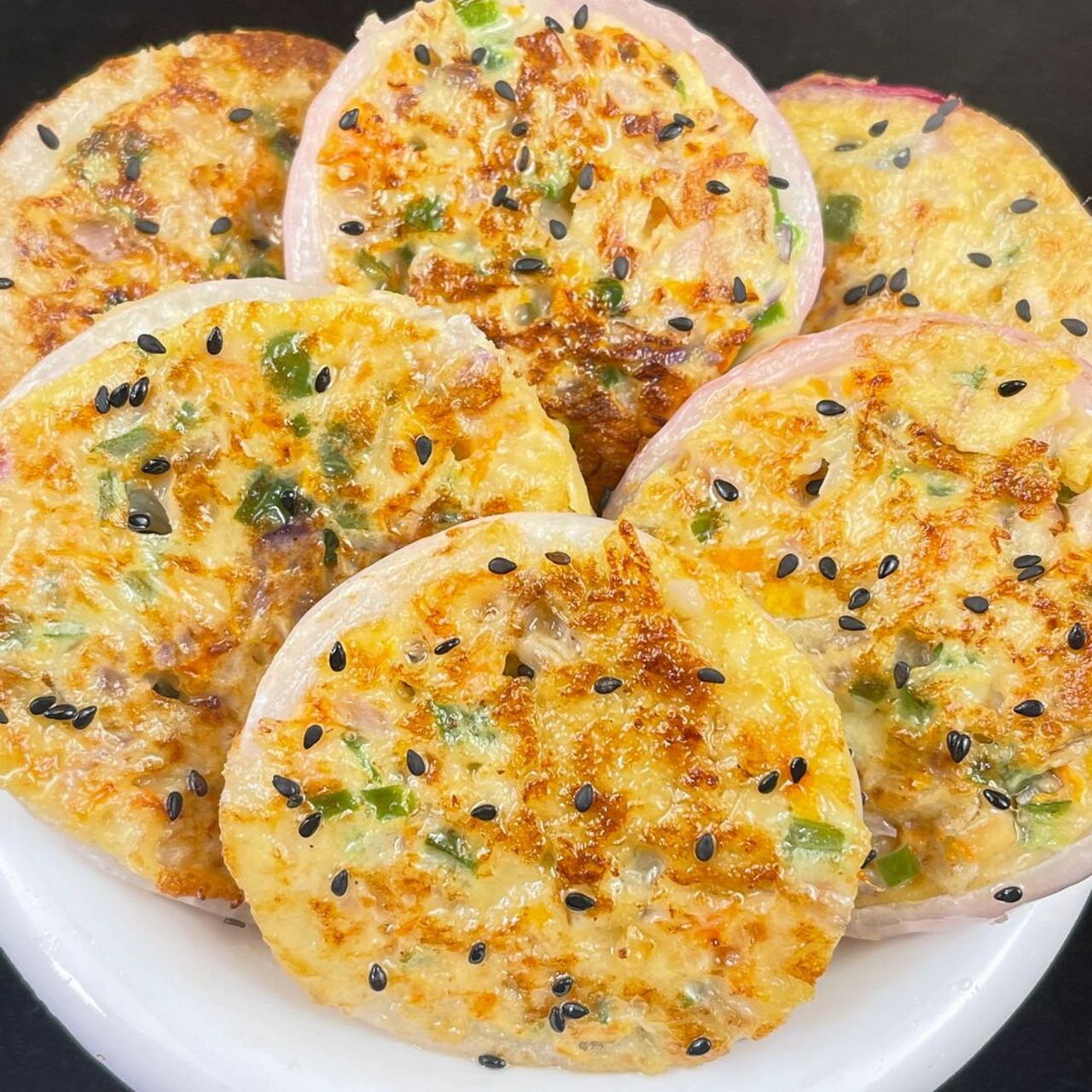 营养又好吃的洋葱鸡蛋饼,香香脆脆,一口一个酥脆,好吃到停不下来,在家