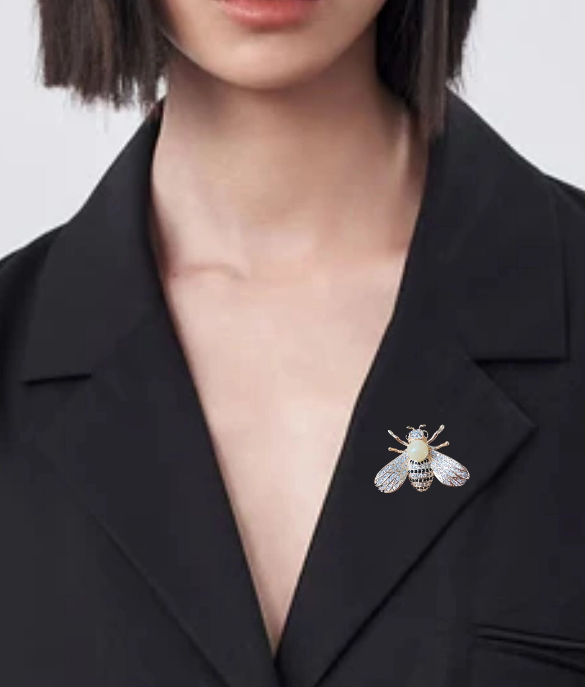 正确的胸针佩戴方法,您喜欢戴在哪里呢?