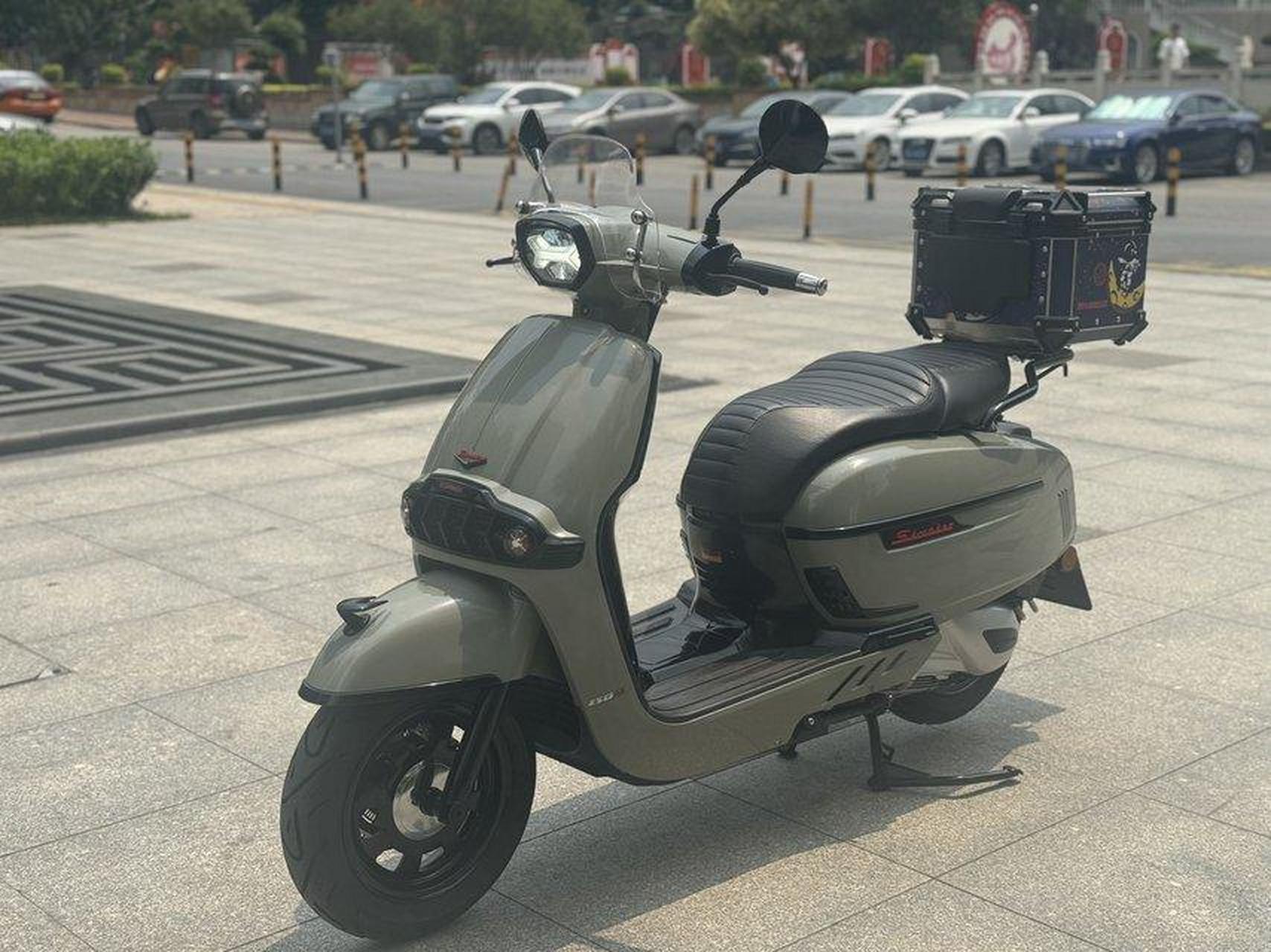 龙嘉维多利亚250si复古踏板摩托车.