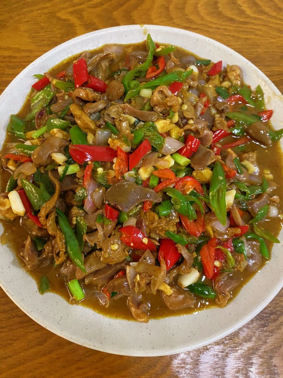 辣椒炒鸡杂的家常做法,味道没得说超下饭 材料    鸡杂,青椒,红椒,姜