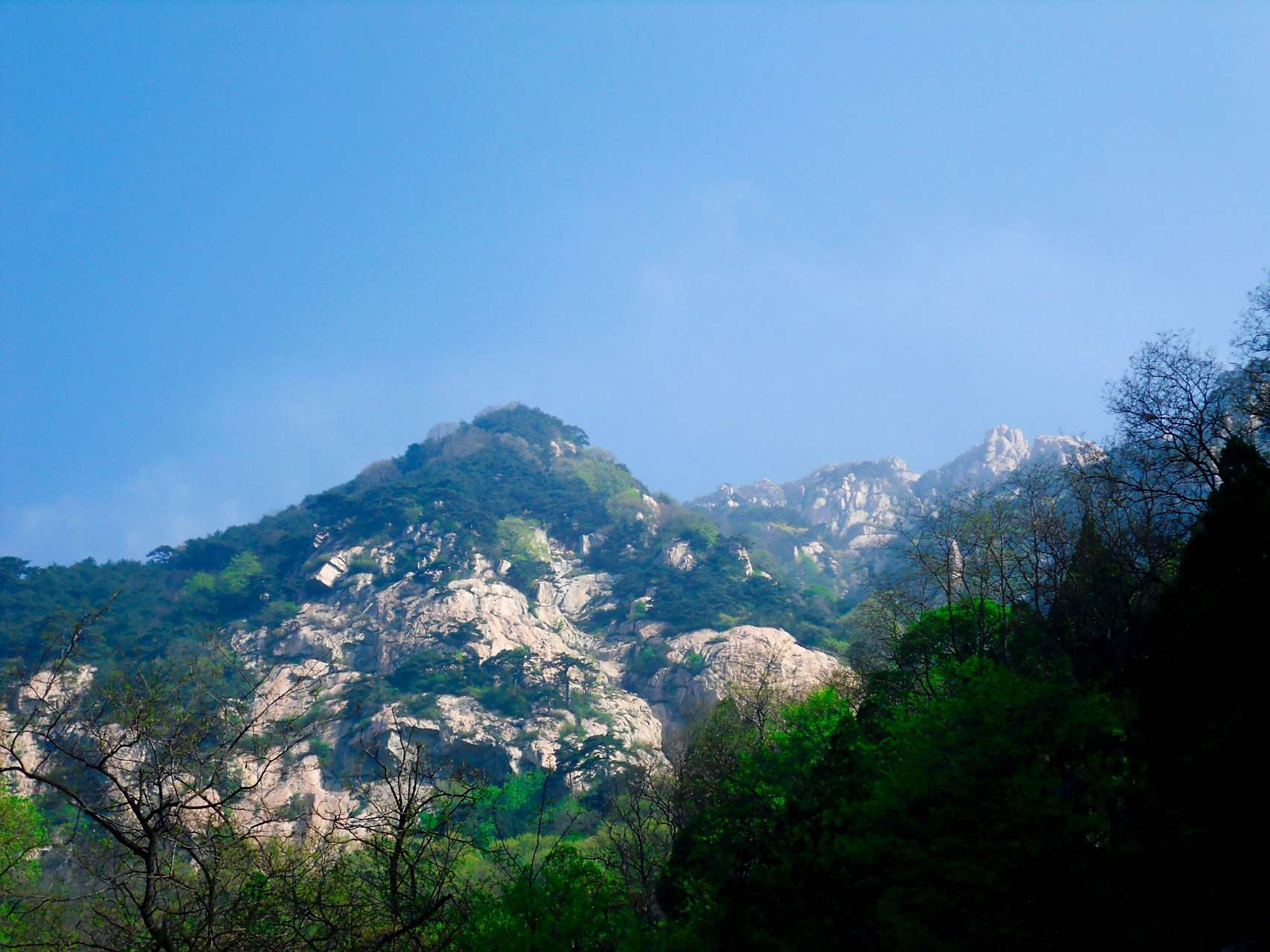 情侣深夜爬泰山女友山顶熟睡错过日出哇哦,好羡慕这对情侣的!