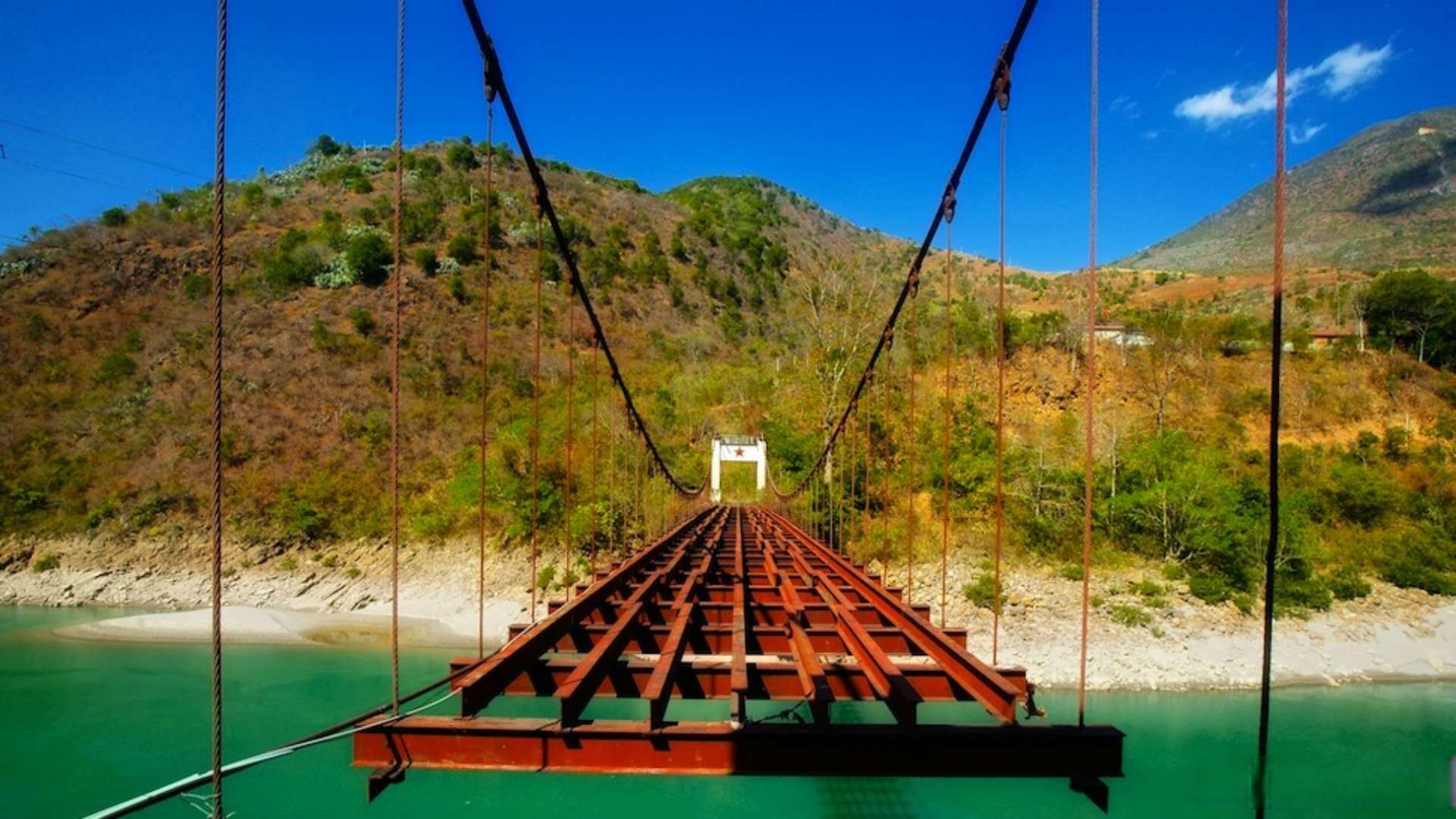 惠通桥位于施甸县与龙陵县分界的怒江之上,是连接怒江两岸的重要通道