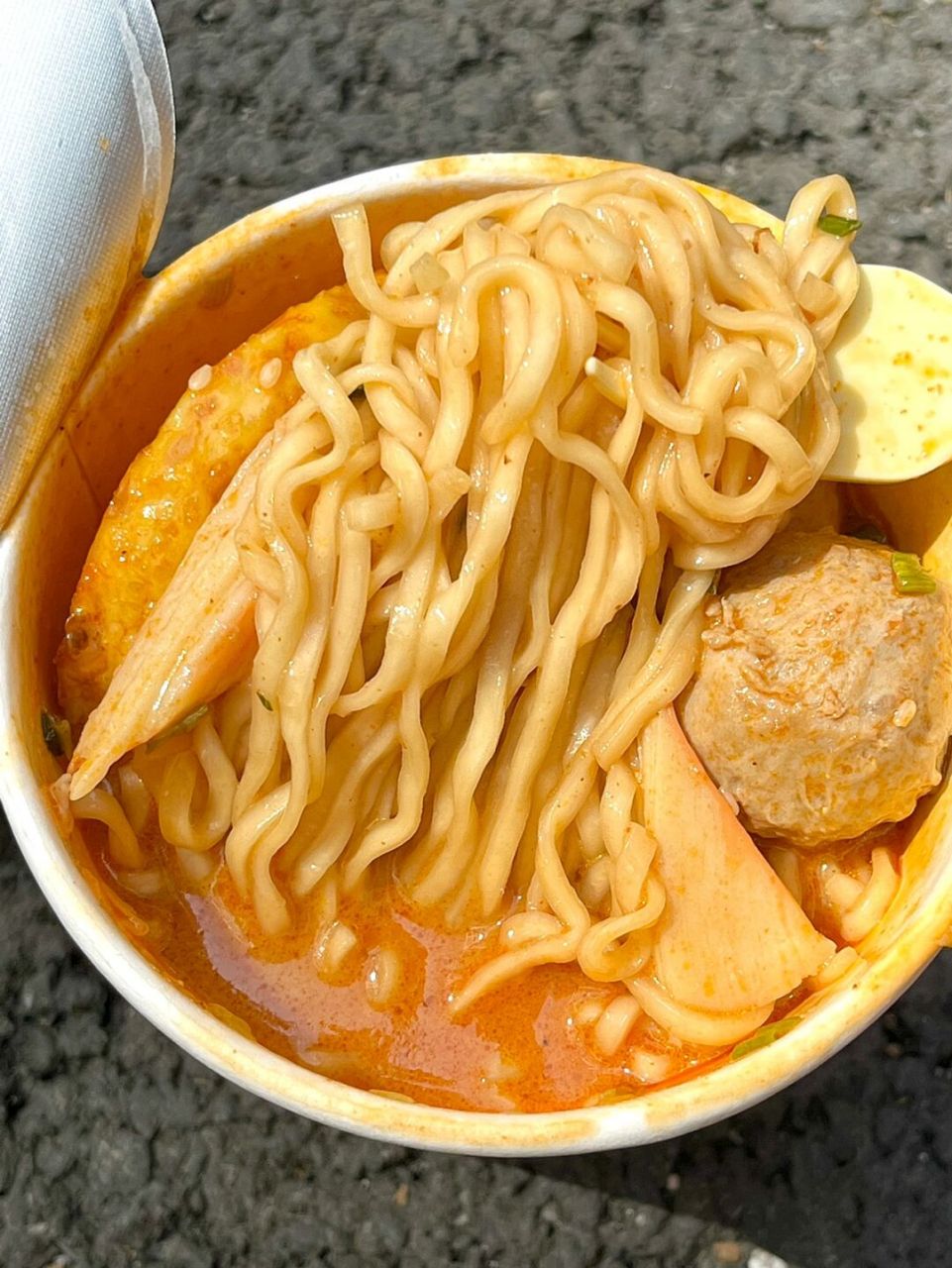 和室友一起在全家随便挑的一桶泡面,加上关东煮的丸子,两根蟹棒和一个