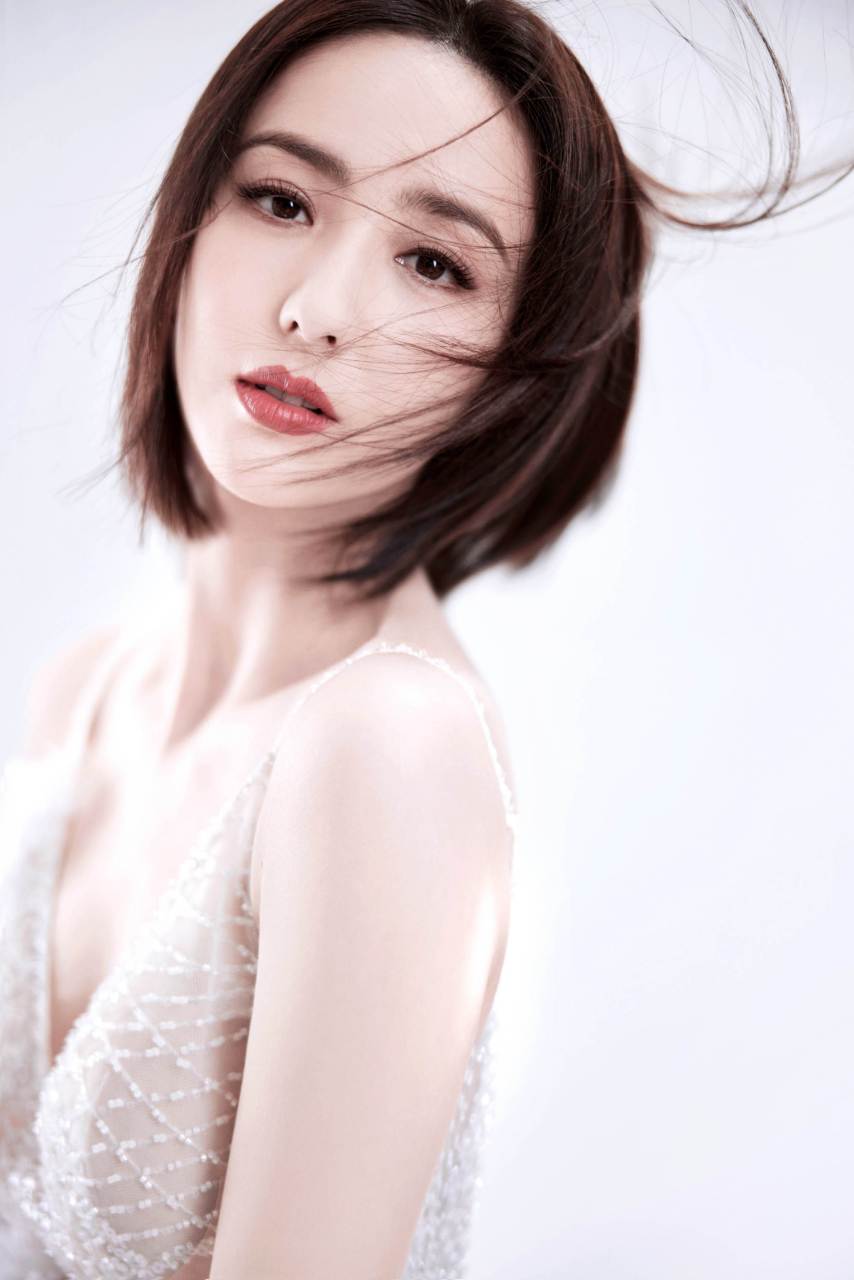 佟丽娅白色镂空勾花纱裙