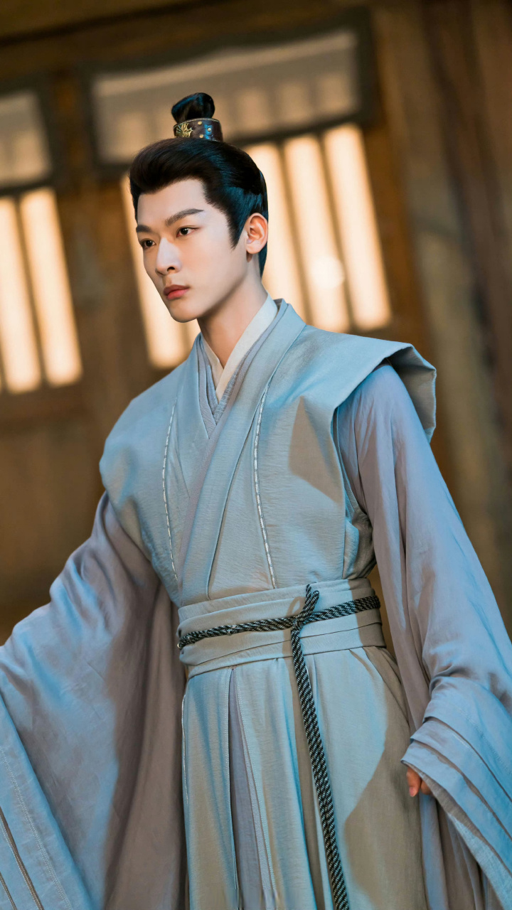 感觉张晚意的玱玹后期也起不来了,很多人拿他对标李