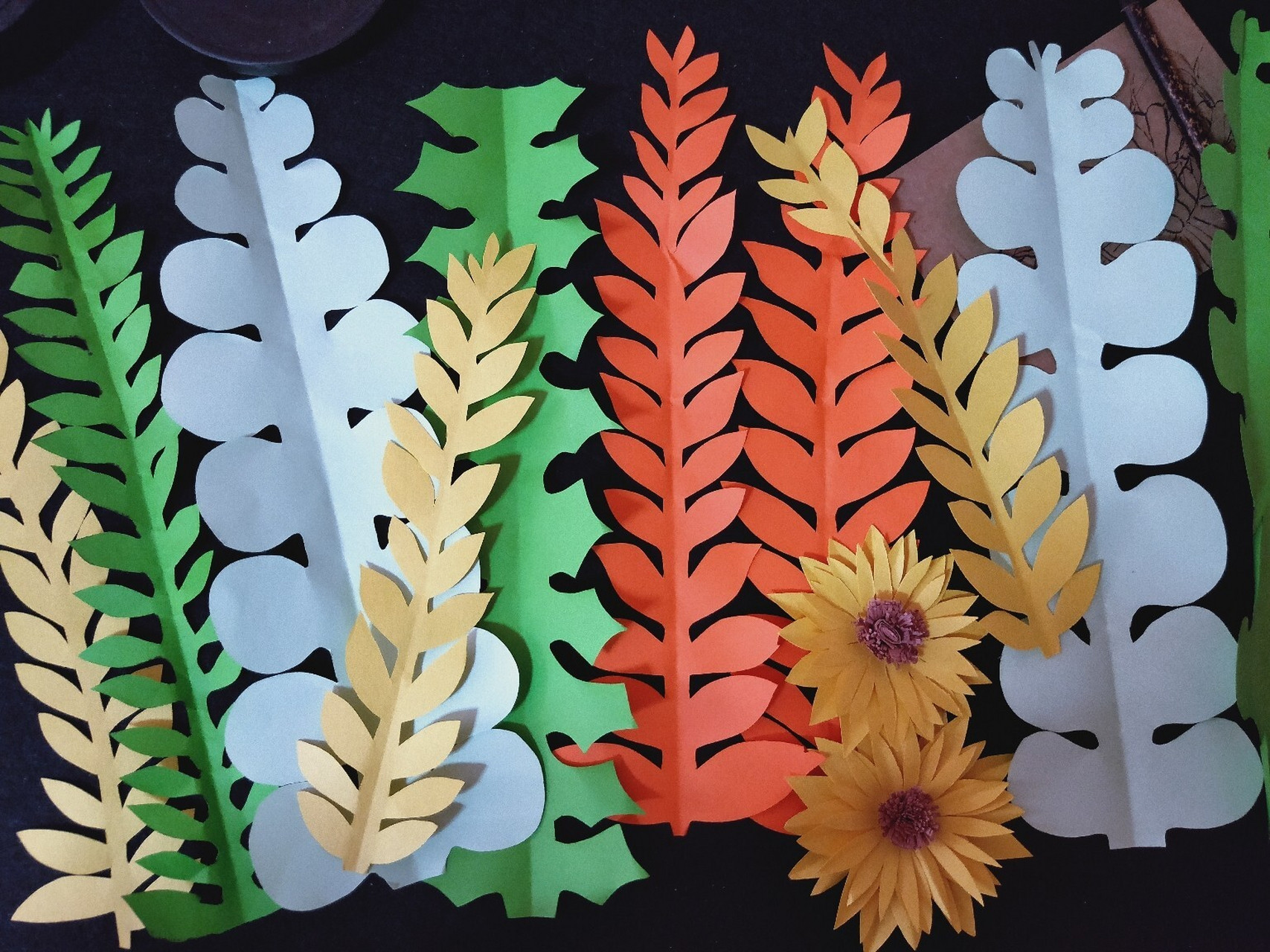 幼儿手工剪纸74叶子 花朵(环创) 97周日了,放松下拿出剪刀 把整整