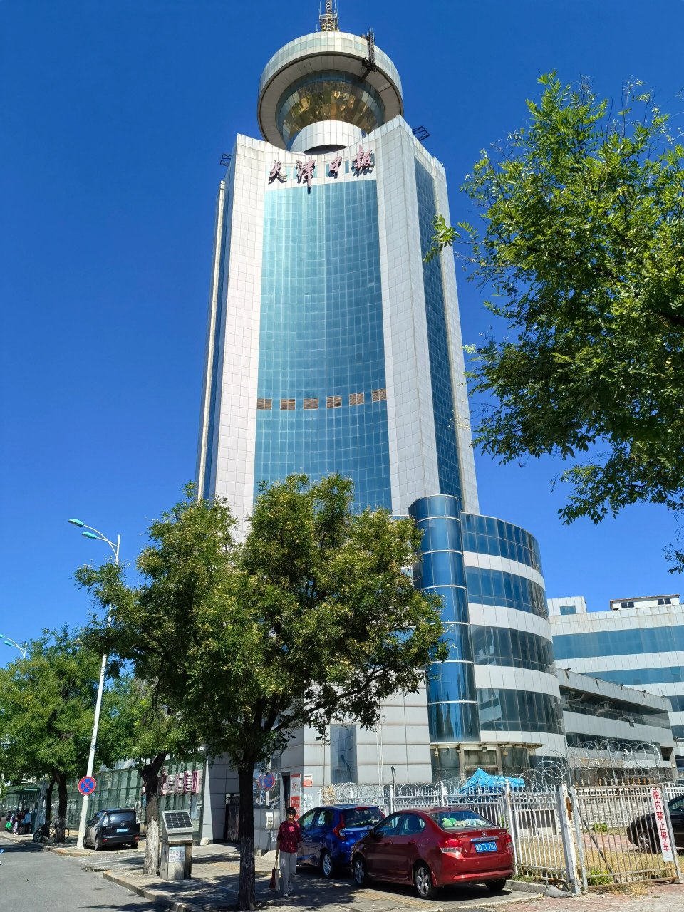 天津的日报大厦挺好看的,为什么中间那层没有玻璃,好像是用木质结构