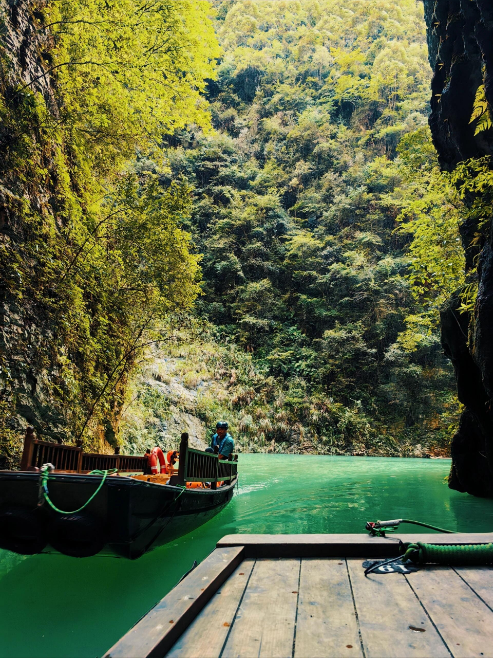 景区著名景点有绝地栈道,桃花渡,望月桥,一线天,罡步天梯 78屏山