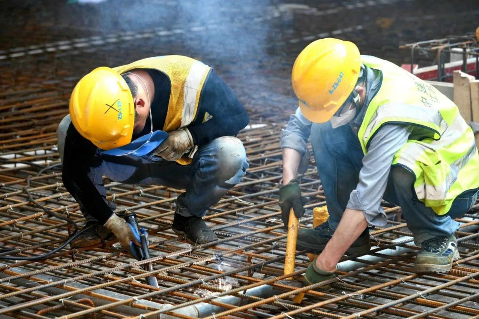 工地上的"七夕"很温情】在传统"七夕"佳节来临之际,中建八局上海公司