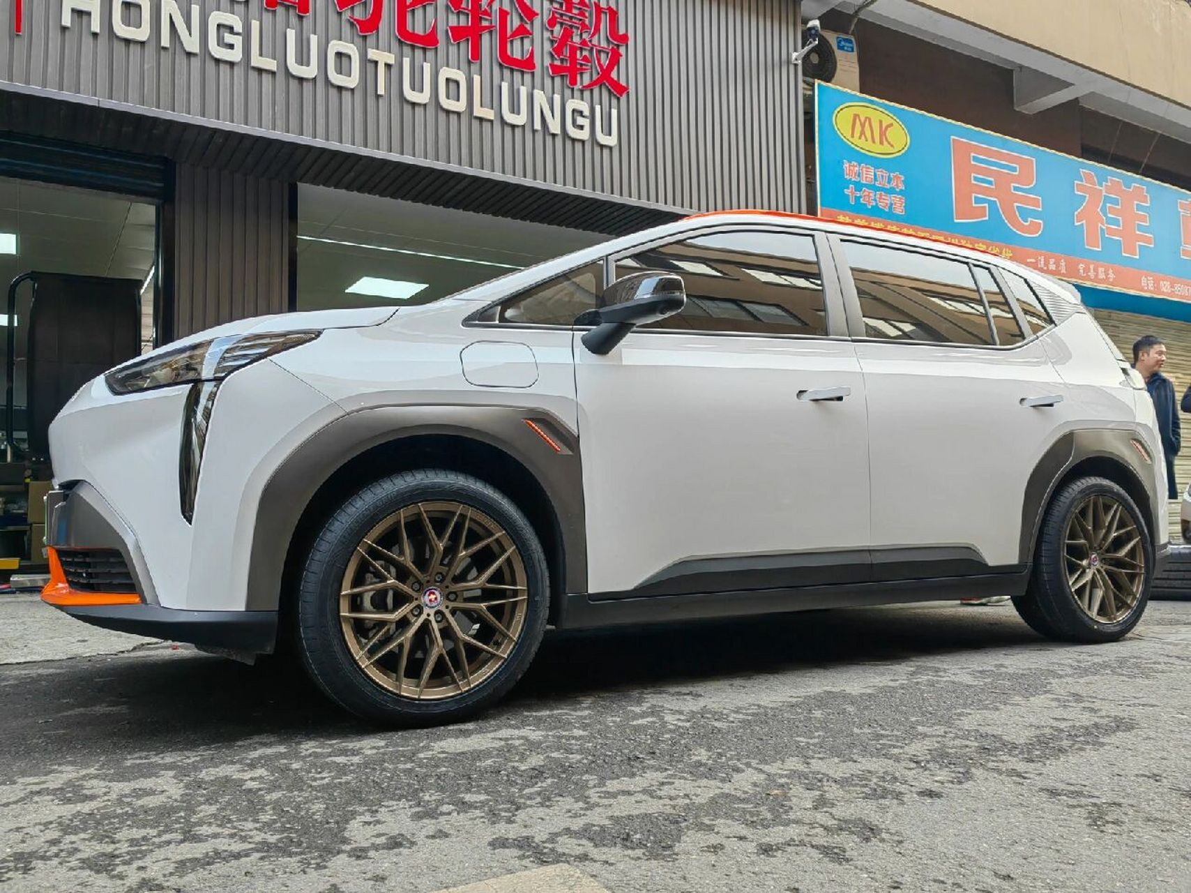 广汽埃安y 轮毂轮胎小改 原厂17寸升级了18寸旋压轮毂,搭配235/45-18