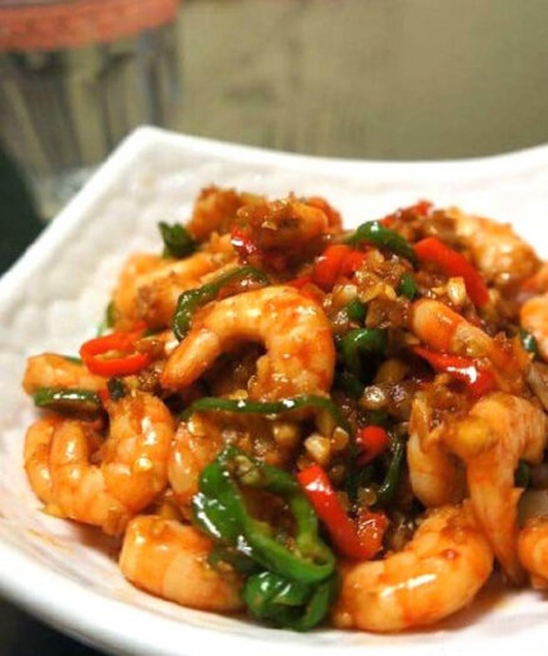 2)鲜虾清洗后水煮熟剥壳.3)锅中放少许油,油热后放入蒜蓉,爆出香味.