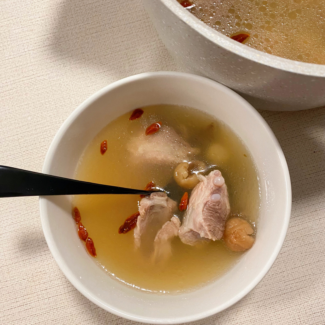 9297煲汤分享|五指毛桃桂圆排骨汤 材料:排骨,桂圆,莲子,淮山