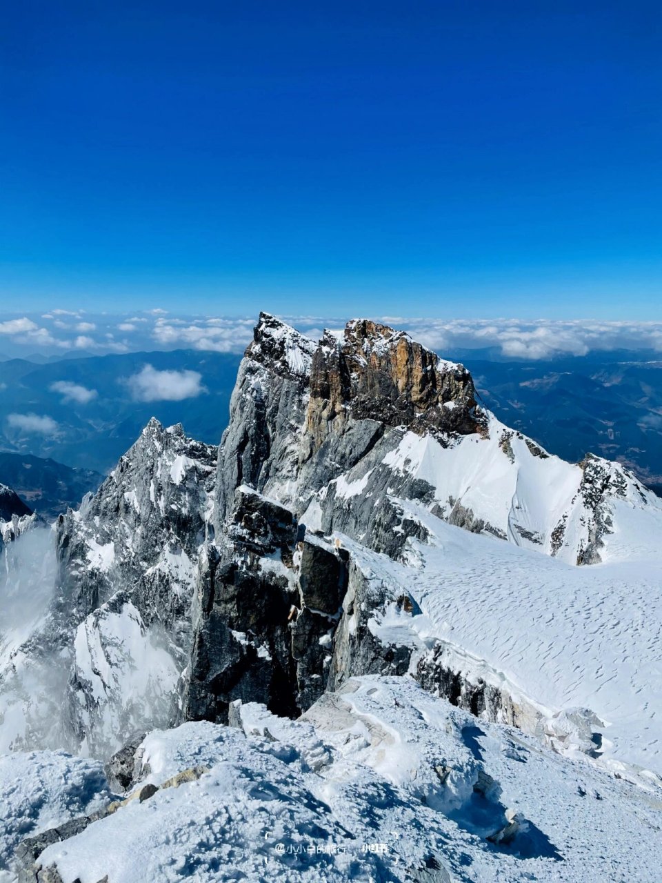 哈巴雪山海拔5396米,是云南的第4高峰,望之险峻雄伟而又美丽神秘.