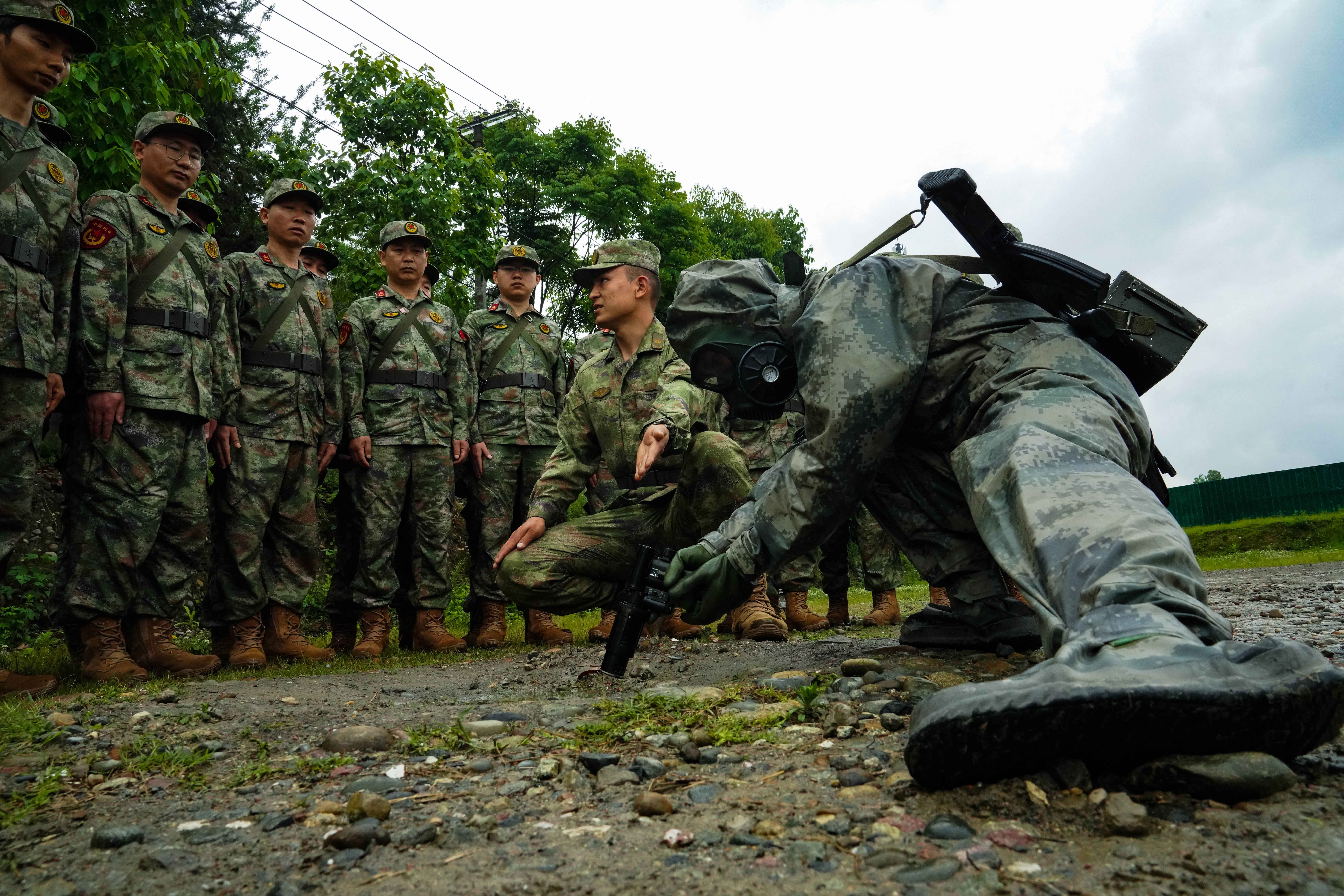 场】连日来,陆军驻疆某部受领承接驻地武警,民兵部队军事技能培训任务