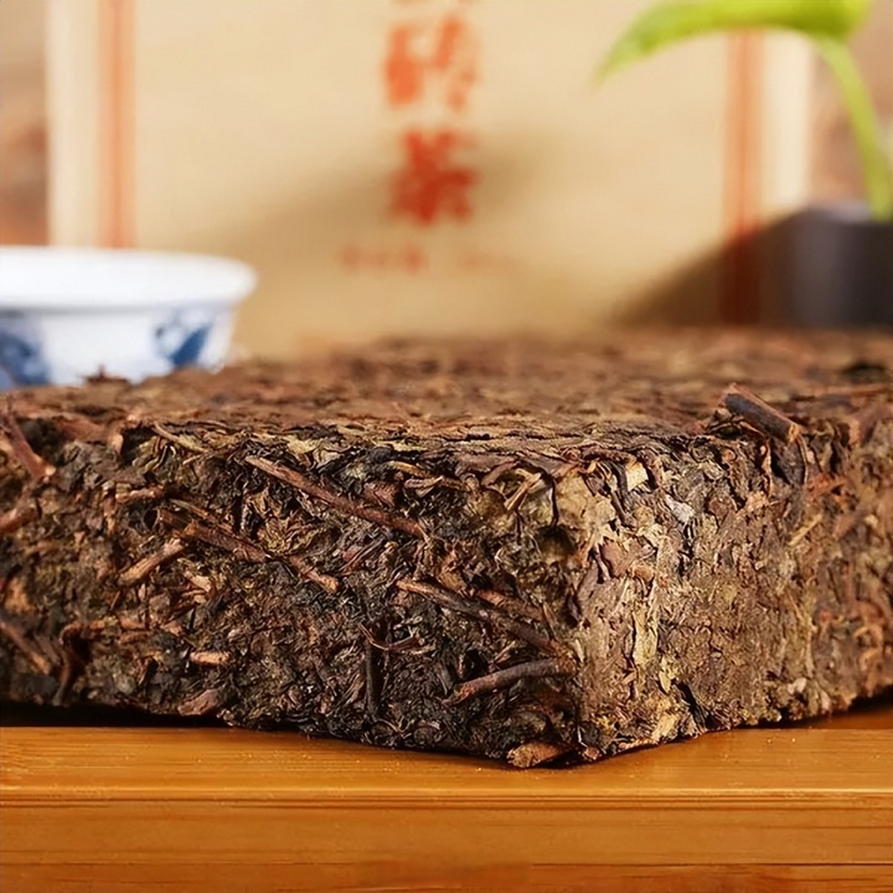 冲泡黑茶的步骤  (1)鉴赏干茶:看干茶外形,条索,色泽,含梗量;闻干茶