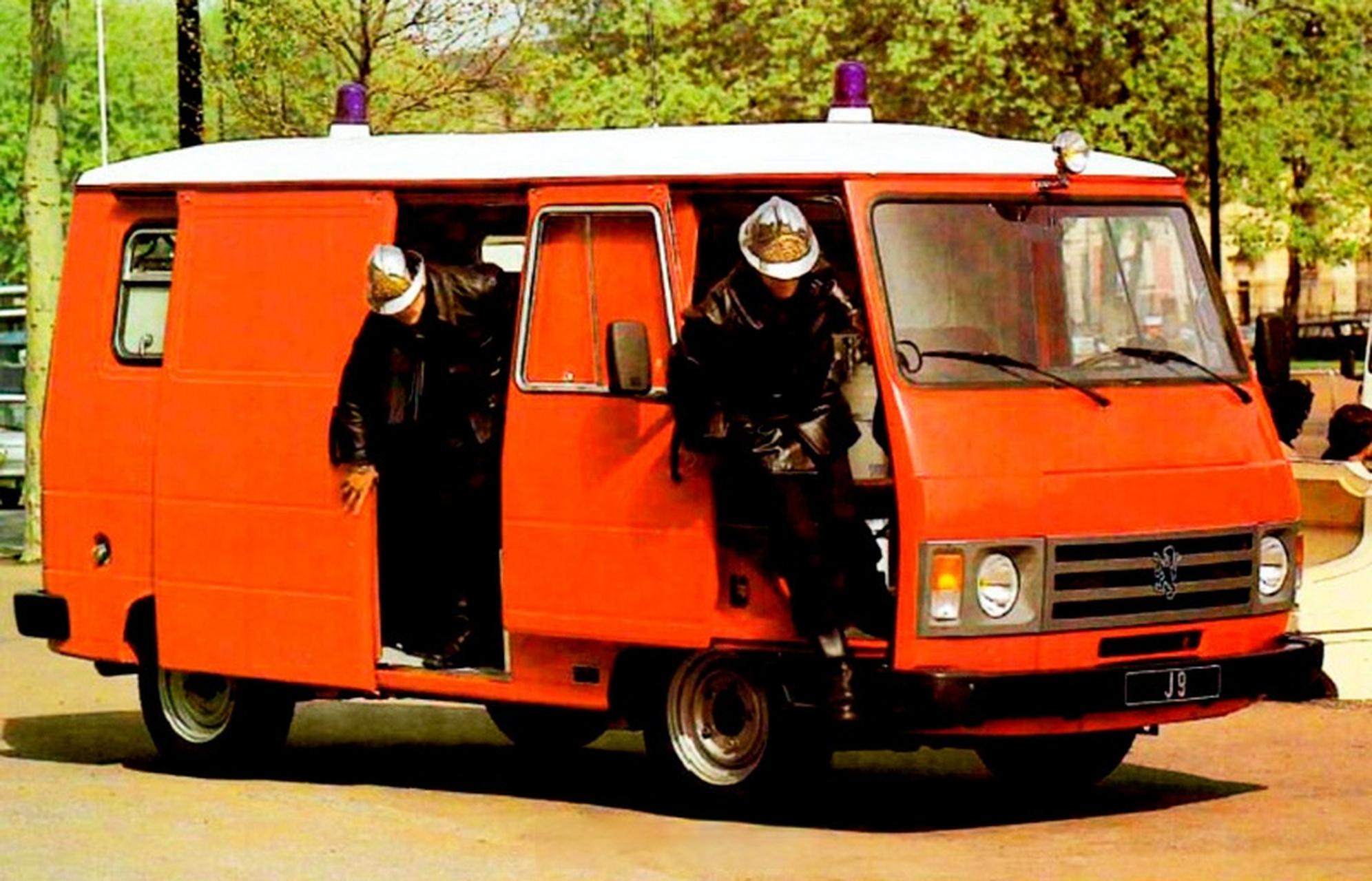 80年代初期的标致j9消防车,前排侧滑门是亮点 #经典老车# #标致# #van