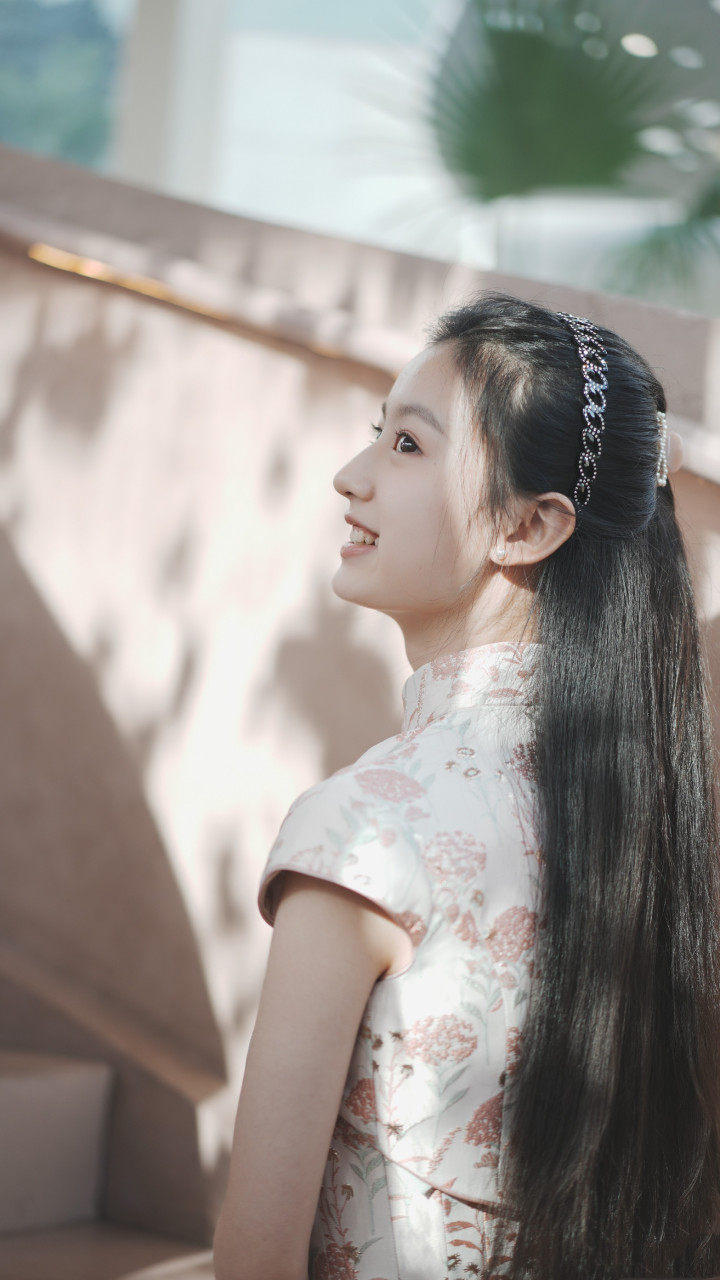 裴佳欣旗袍穿搭组图,14岁的小姐姐,太成熟了吧