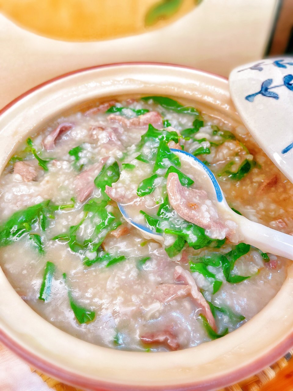 食材:排骨,猪肝(猪杂)枸杞叶