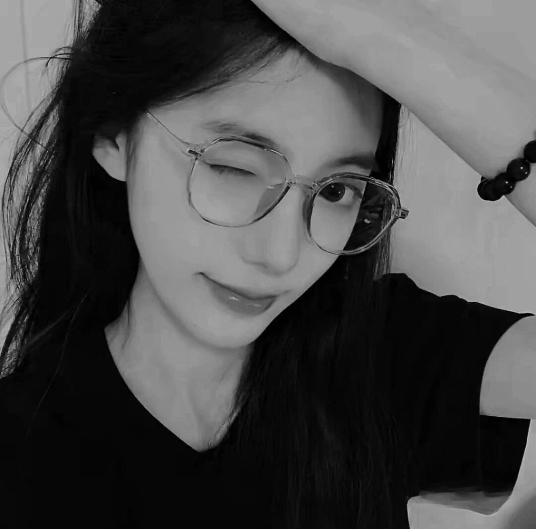 最近喜欢这种黑白调调真人情侣头像单人分开