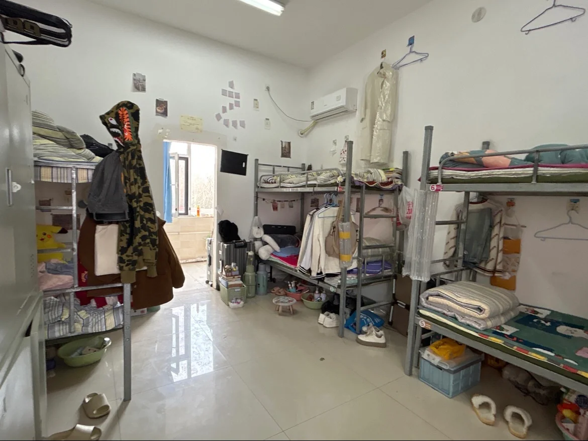 在市中心,宿舍教室都有空调,交通便利离火车站高铁站都很近.