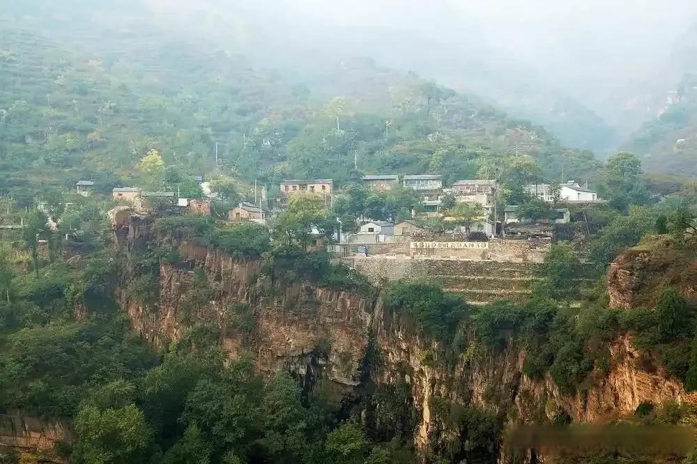 房山蒲洼富合村 富合村虽僻,声名早远扬. 民风诚古朴,物候实荣昌