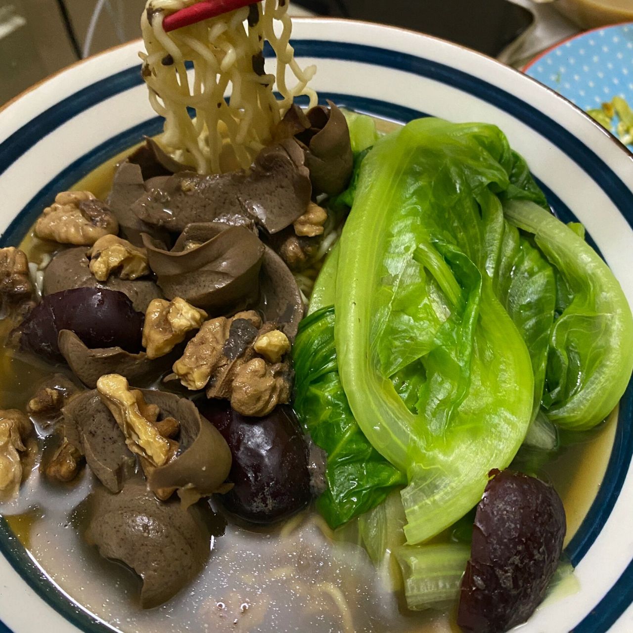 猪腰子核桃汤 提神健脑 补养肝肾 强心保健 是居家膳食的好食谱哦