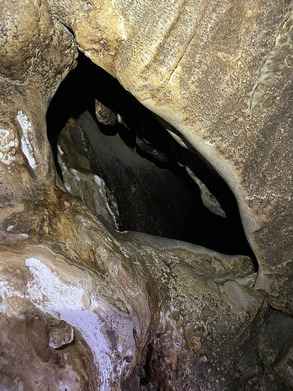 扎央宗溶洞 扎央宗溶洞据传是莲花生大师曾经在里面修行3年3个月零3天