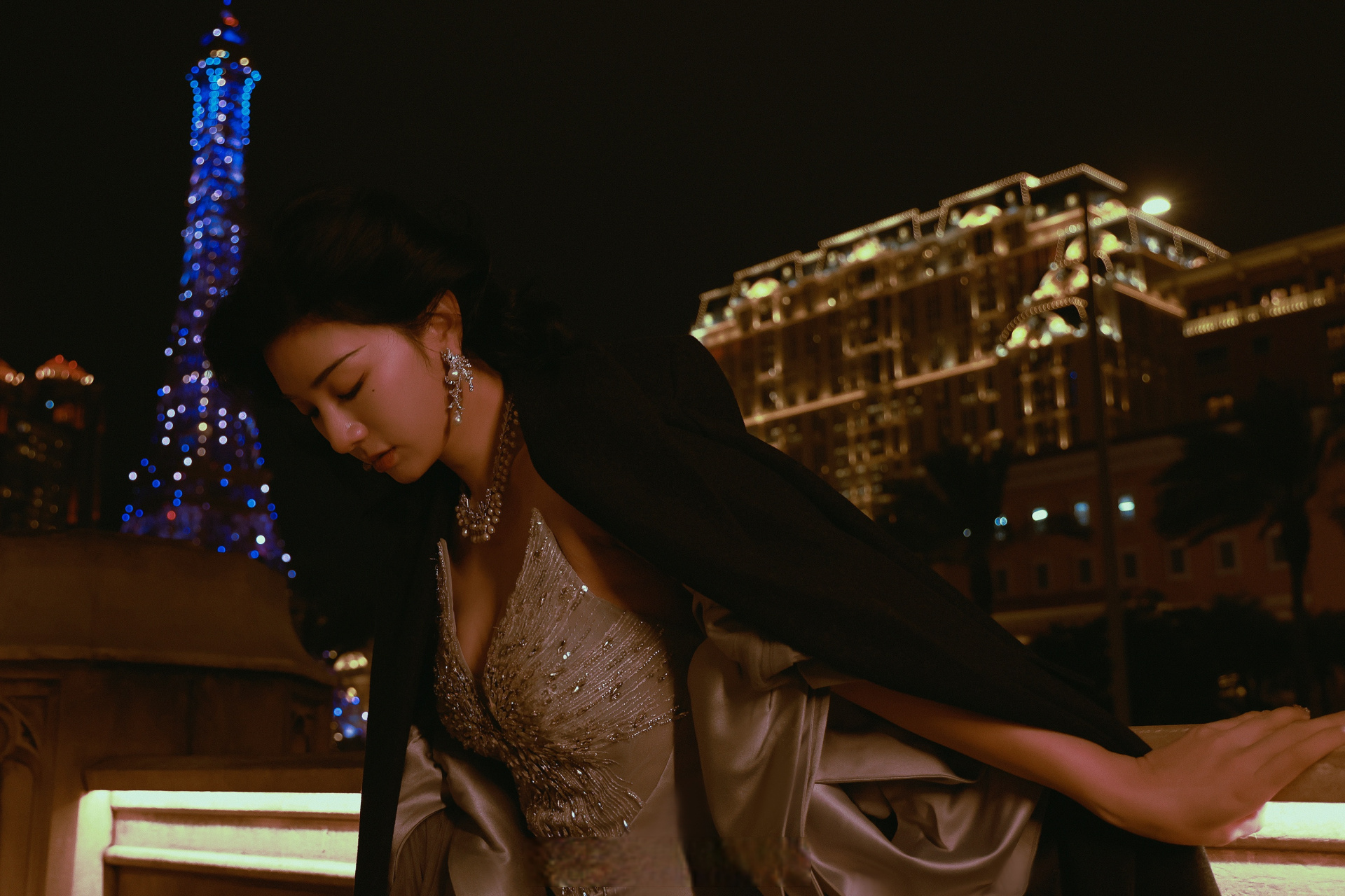 黄奕超话#黄奕银角大王鱼尾裙##黄奕泪痣红唇妆#泪痣红唇,星光在身