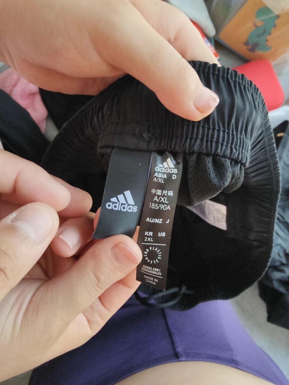 在网上买的裤子,怎么分辨真假阿迪 帮忙看看,感觉水洗标和吊牌.